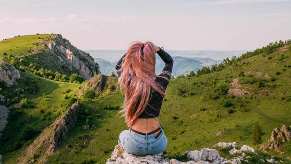Jeune fille aux cheveux pastels regardant au loin