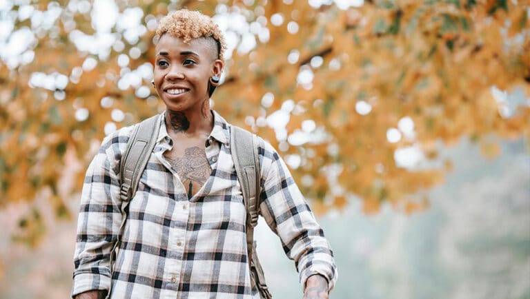 Jeune fille aux cheveux décolorés avec une base jaune
