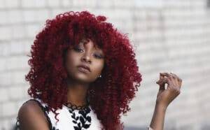 photos d'une jeunne femme aux cheveux rouges et afro