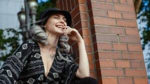 Fille avec les cheveux gris riant