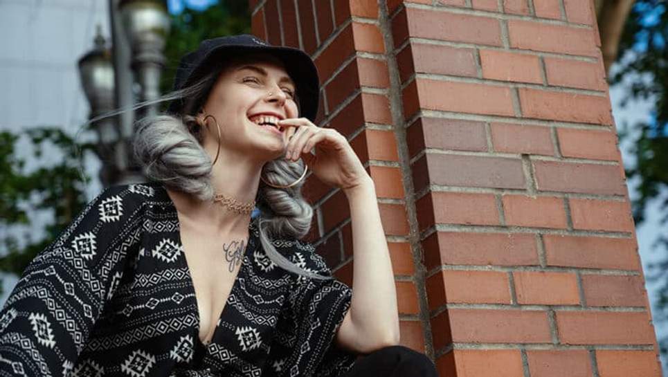 Fille avec les cheveux gris riant