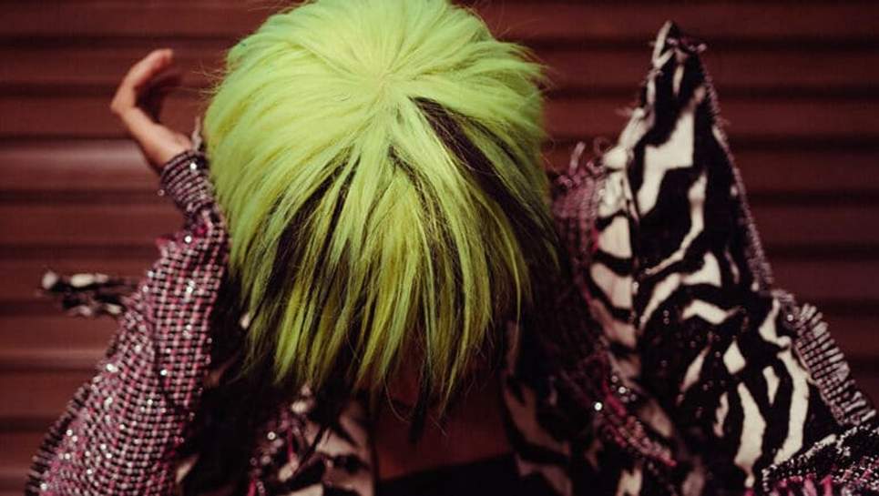 Jeune en tenue de soirée avec les cheveux jaune