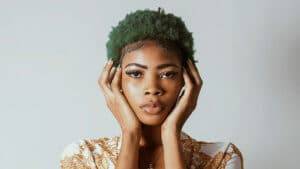 Fille aux cheveux bouclés vert foncé