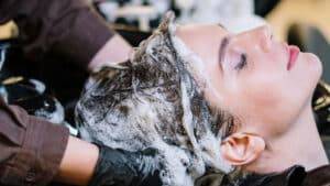 Coiffeur faisant un shampoing