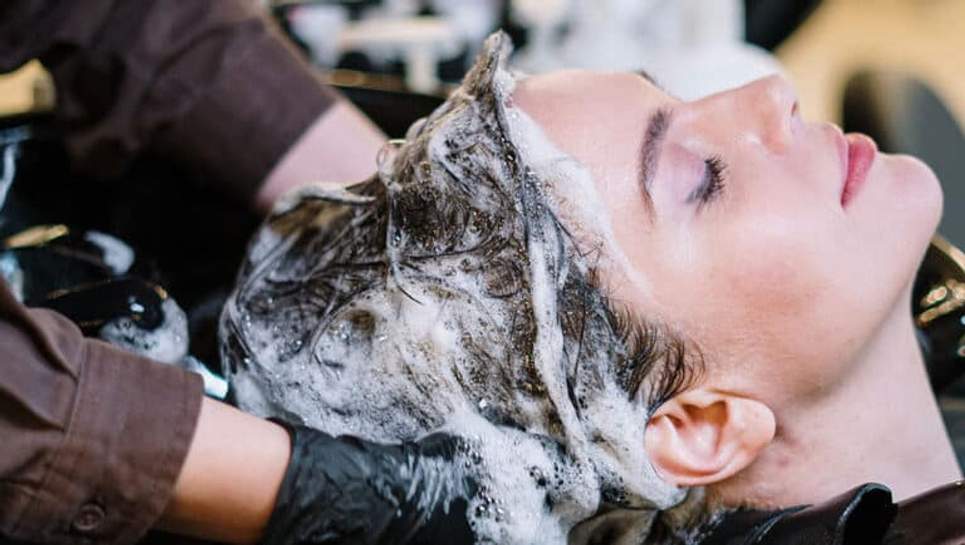 Coiffeur faisant un shampoing