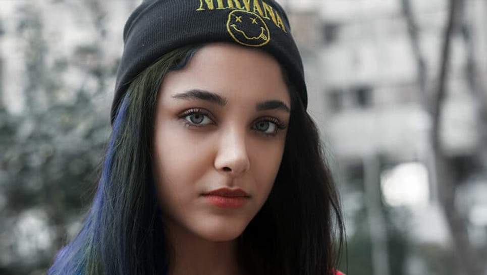 Fille aux cheveux colorés non décolorés