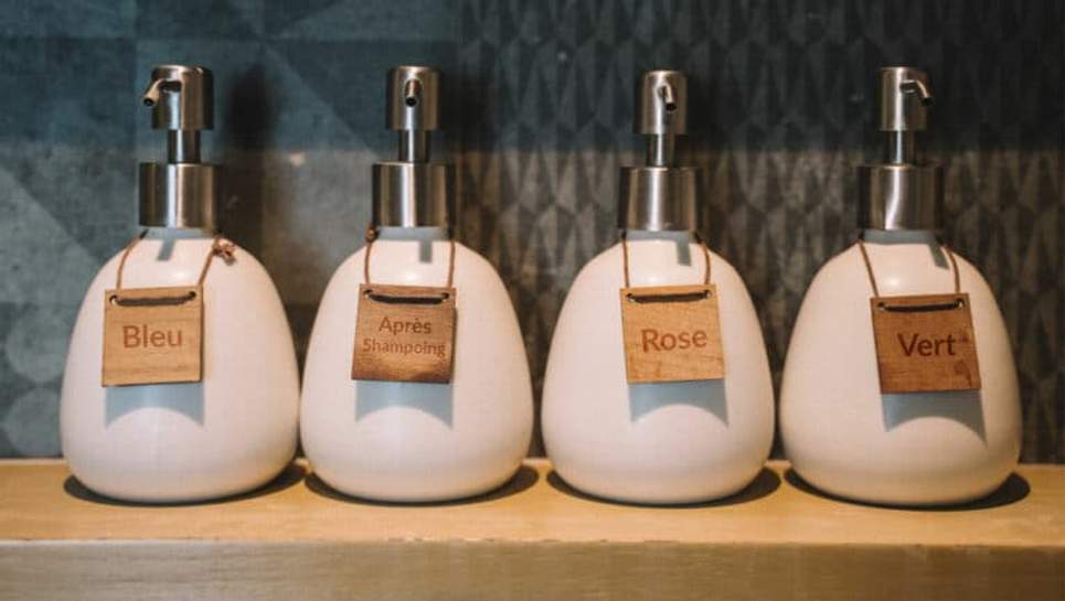 Flacons d'après shampoing et de colorations de cheveux