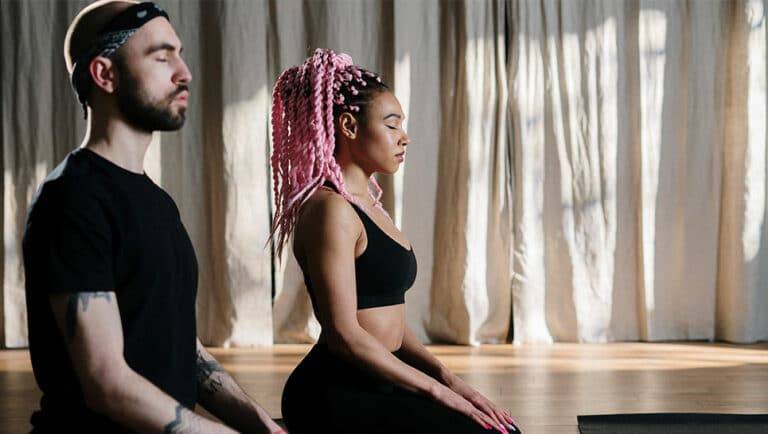 Couple aux cheveux rose se préparant