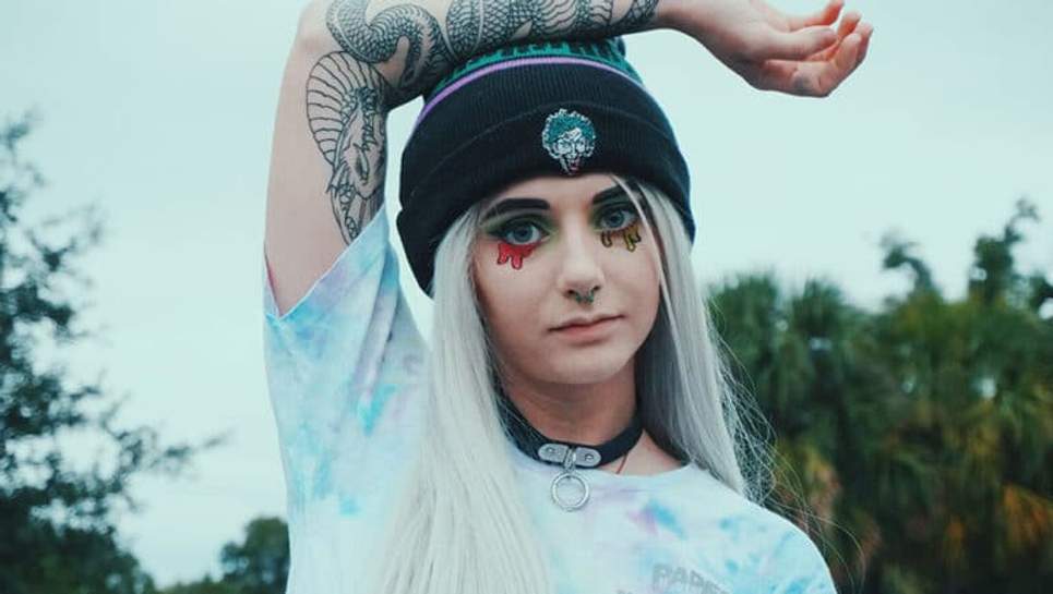 Une fille aux cheveux blancs qui a utilisé un toner