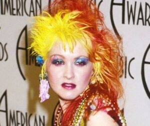 Cindy Lauper avec coloration cheveux Manic Panic