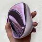 main de femme tenant dans sa paume la brosse demelante tangle teezer-compact styler lilac gleam color-mania
