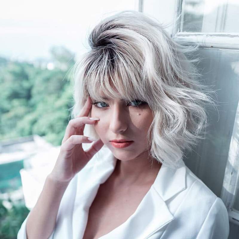 jeune femme aux cheveux colorés en blanc