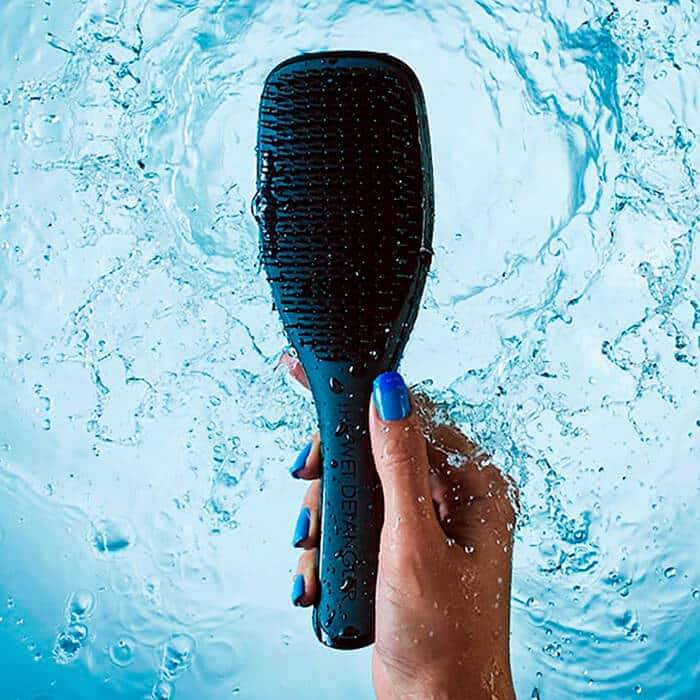 Brosse a cheveux tangle teezer noire sur fond aquatique