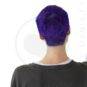 Femme de dos aux cheveux courts et colorés en violet