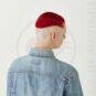 Jeune femme aux cheveux courts rouges et rasés