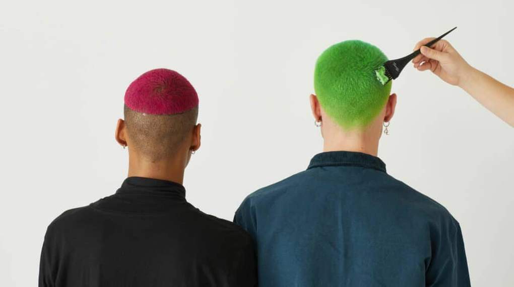 Photographie de 2 hommes aux cheveux colorés