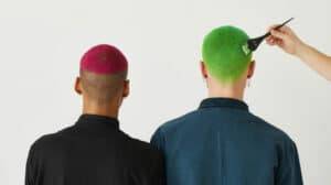 Photographie de 2 hommes aux cheveux colorés