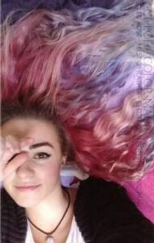 Chloé - cheveux pastels roses et parme Chloé - Une vraie Color-Maniac qui a obtenu les cheveux pastels ^^