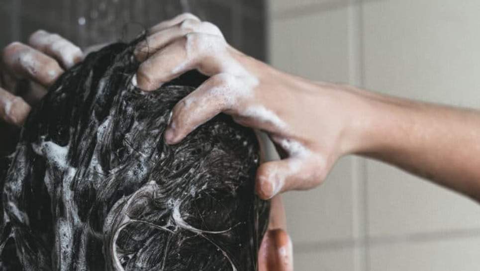 Cheveux gras : comment s'en débarrasser durablement ?