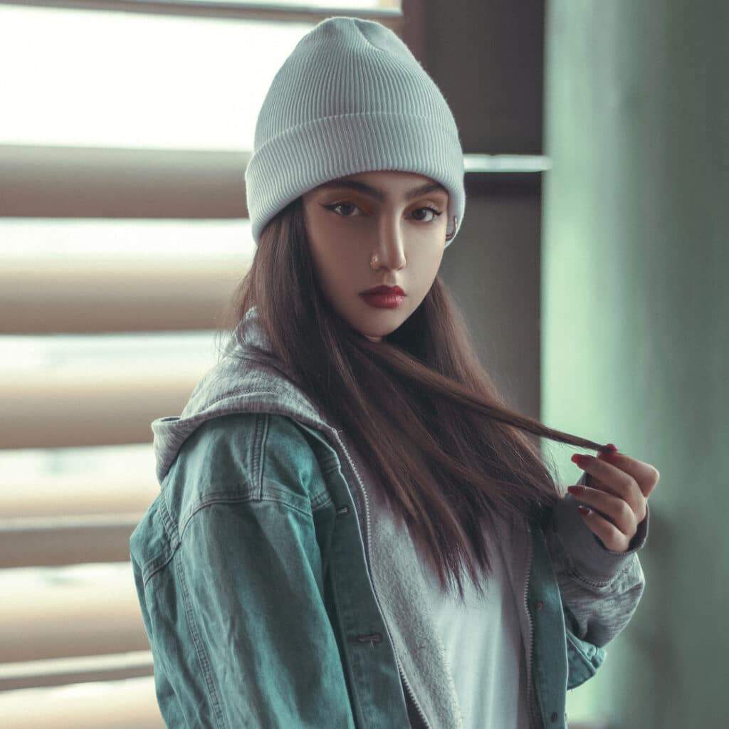 Cheveux gras en Hiver : changez de bonnet régulièrement et évitez de vous tripoter les cheveux