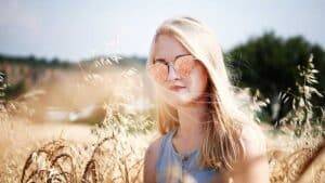 cheveux blonds cassant jaunis assombris