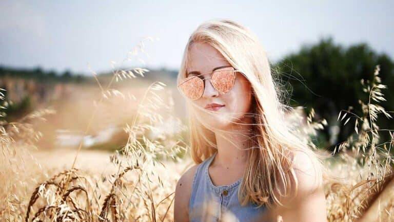 cheveux blonds cassant jaunis assombris