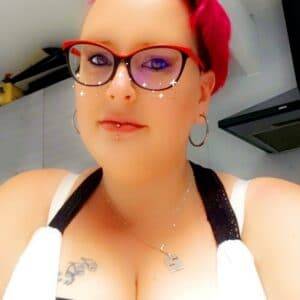 Femme aux cheveux rose fuchsia avec lunettes de vue