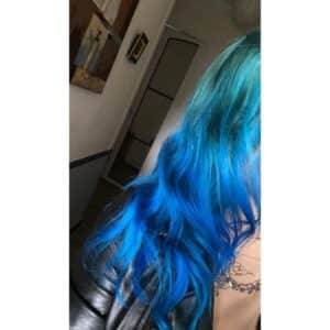 Photographie d'une mèche de cheveux bleu